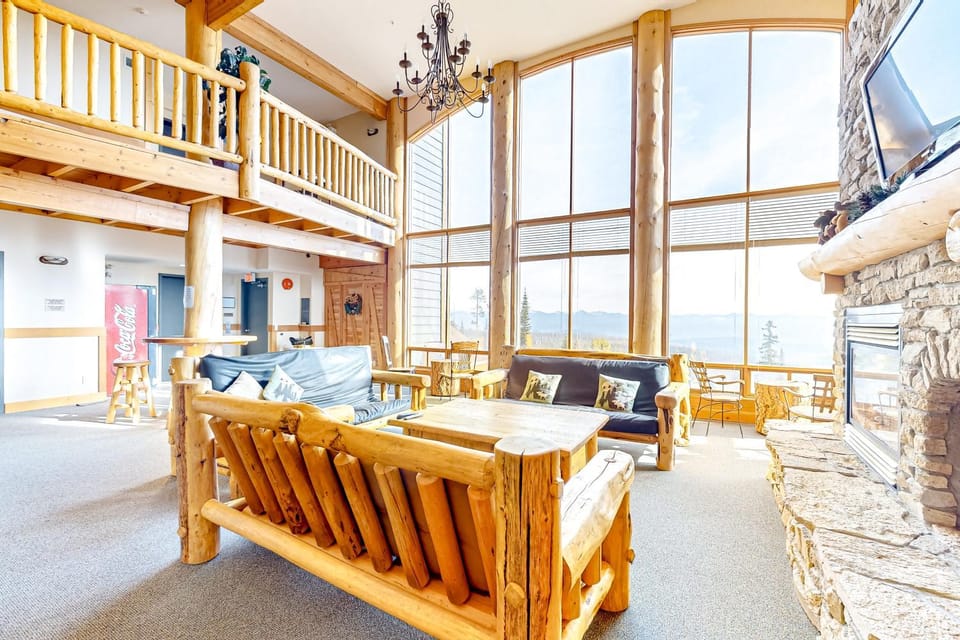 Grizzly Lodge 306 Apartment in British Columbia