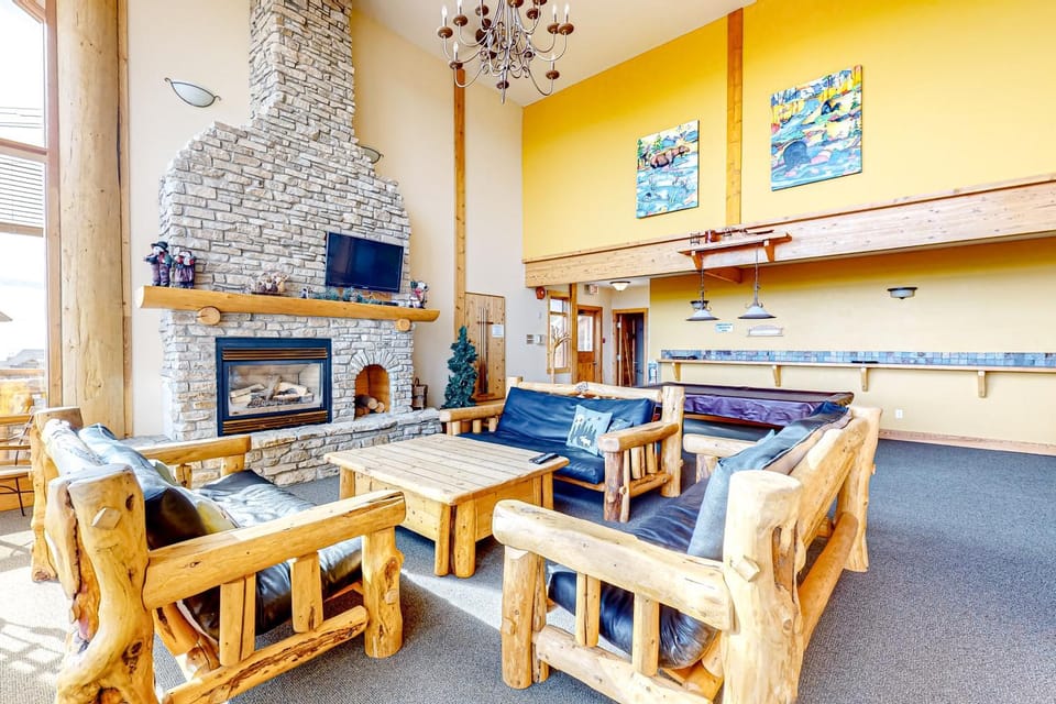Grizzly Lodge 306 Apartment in British Columbia