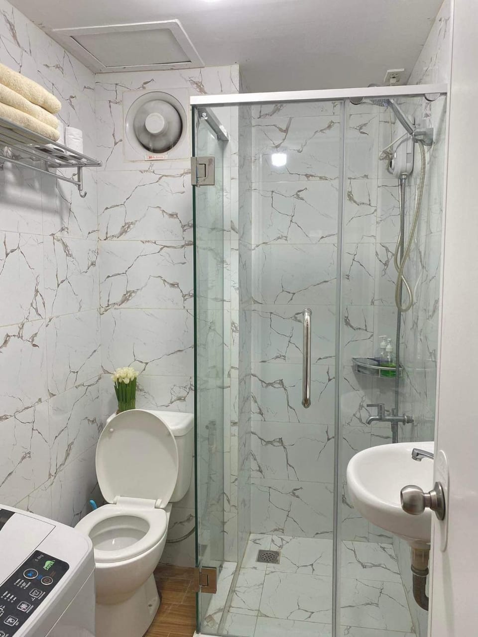 Shower, Toilet, Bathroom, bidet, towels