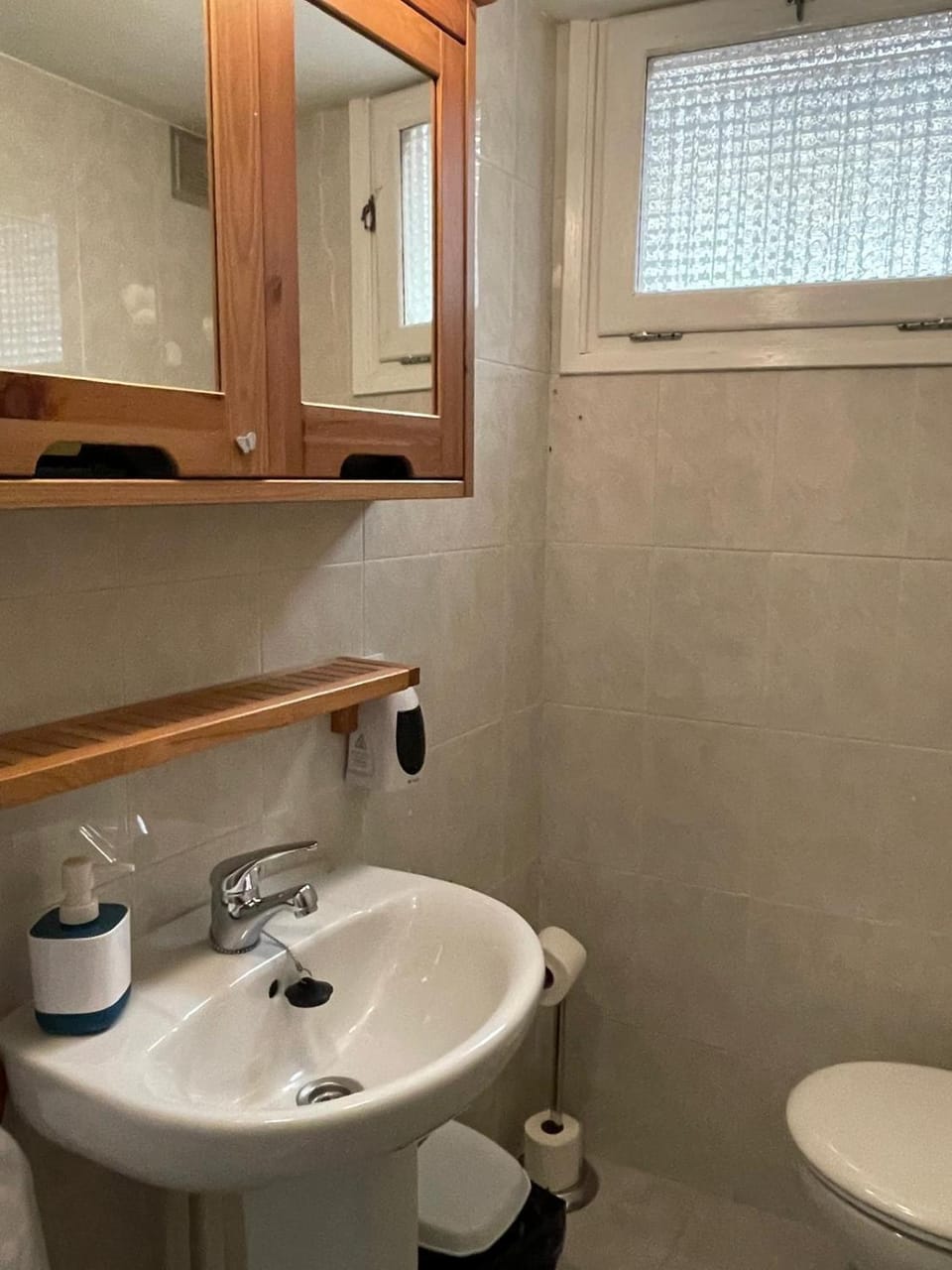 Toilet, towels