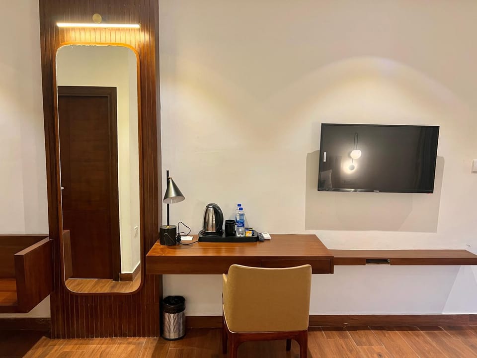 The Lake Hill - Ridge Hotel in Uttarakhand