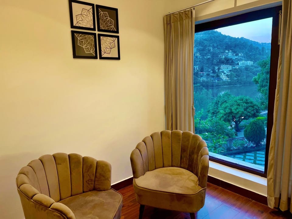 The Lake Hill - Ridge Hotel in Uttarakhand