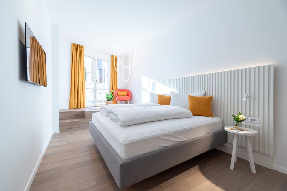 Bed, TV and multimedia, Bedroom