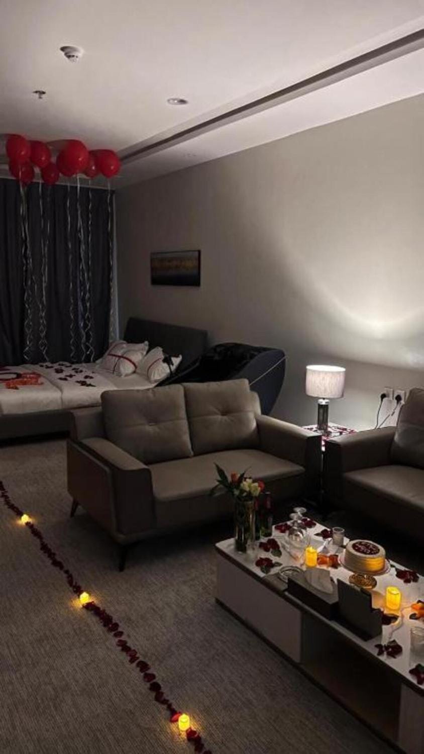 Bed, Living room, Food and drinks, Photo of the whole room, Seating area, Bedroom