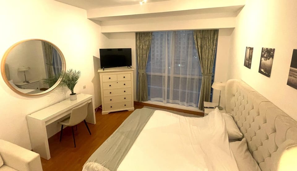 Bed, TV and multimedia, Bedroom