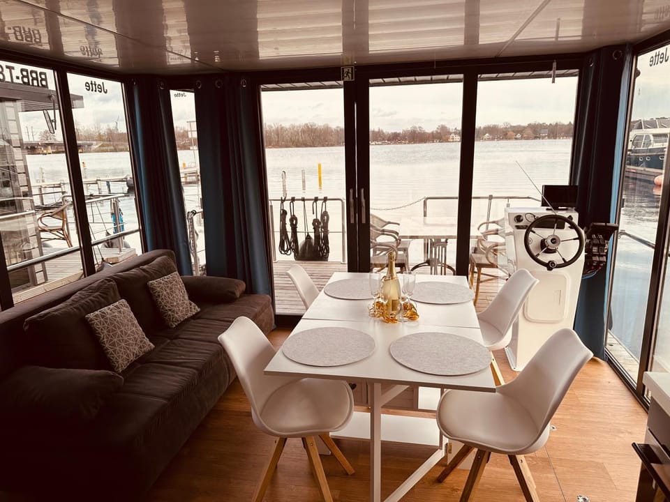 View (from property/room), Balcony/Terrace, Living room, Lake view