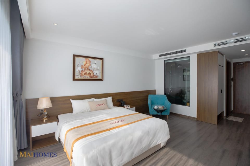 Bed, Seating area, Bedroom