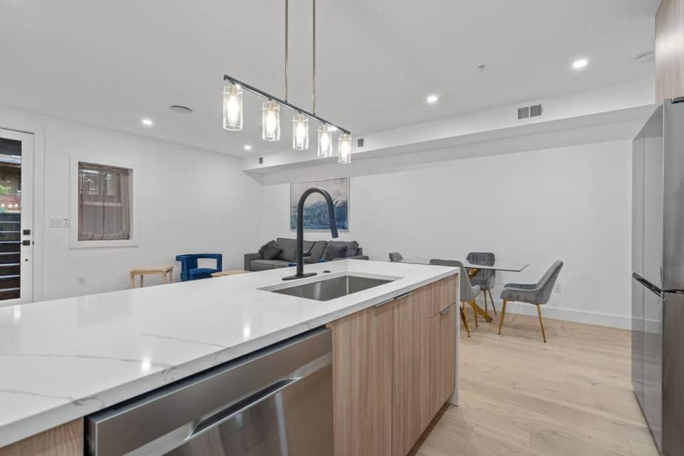Capitol View1 Charming Oasis in DC near Metro with Fenced Backyard Free Parking and WIFI Apartment in District of Columbia