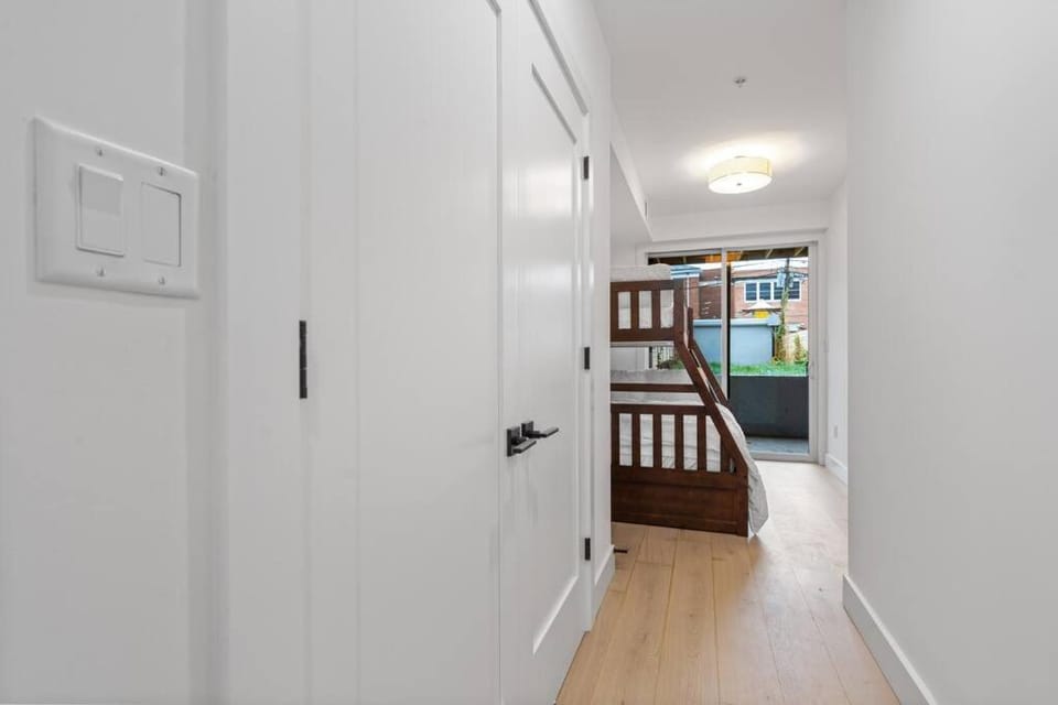 Capitol View1 Charming Oasis in DC near Metro with Fenced Backyard Free Parking and WIFI Apartment in District of Columbia