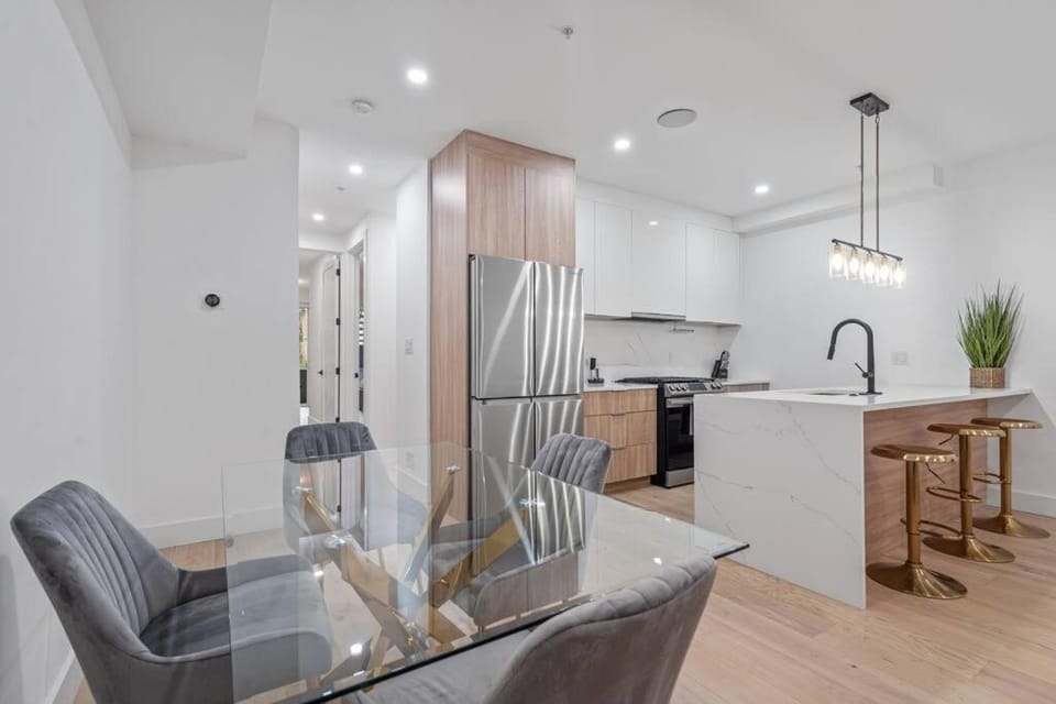 Capitol View1 Charming Oasis in DC near Metro with Fenced Backyard Free Parking and WIFI Apartment in District of Columbia