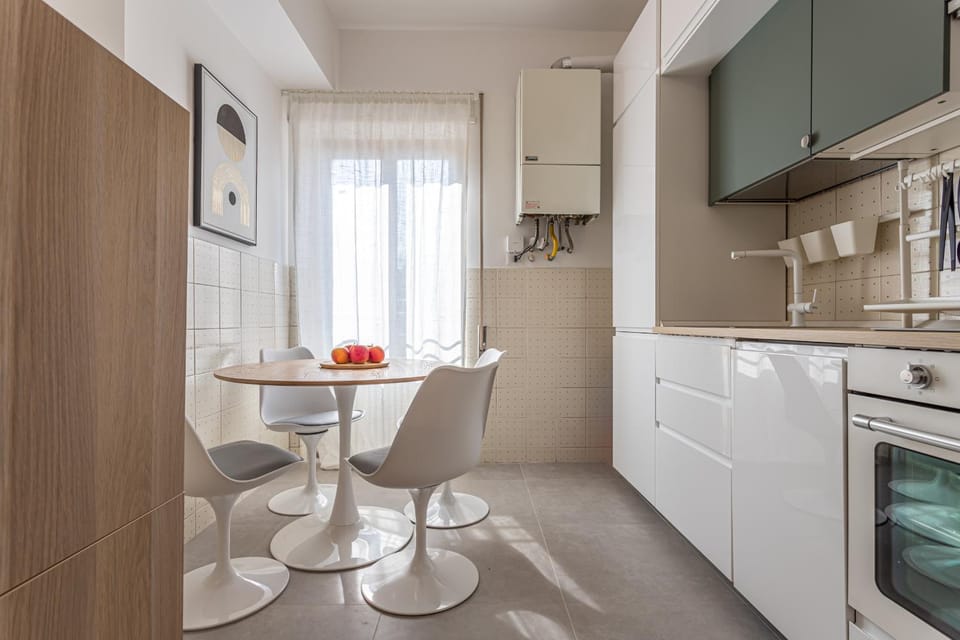 Kitchen or kitchenette, Dining area