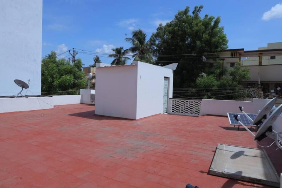 Heritage home with 2 bed/2 bath with kitchen in a residential neighborhood. House in Madurai