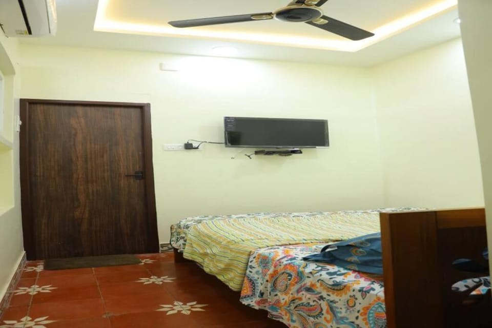 Heritage home with 2 bed/2 bath with kitchen in a residential neighborhood. House in Madurai
