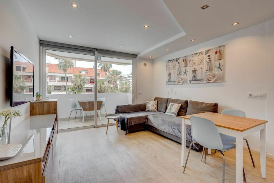 TV and multimedia, Living room, Seating area, Dining area