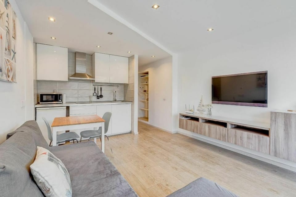 TV and multimedia, Kitchen or kitchenette, Living room, Seating area, Dining area, stove