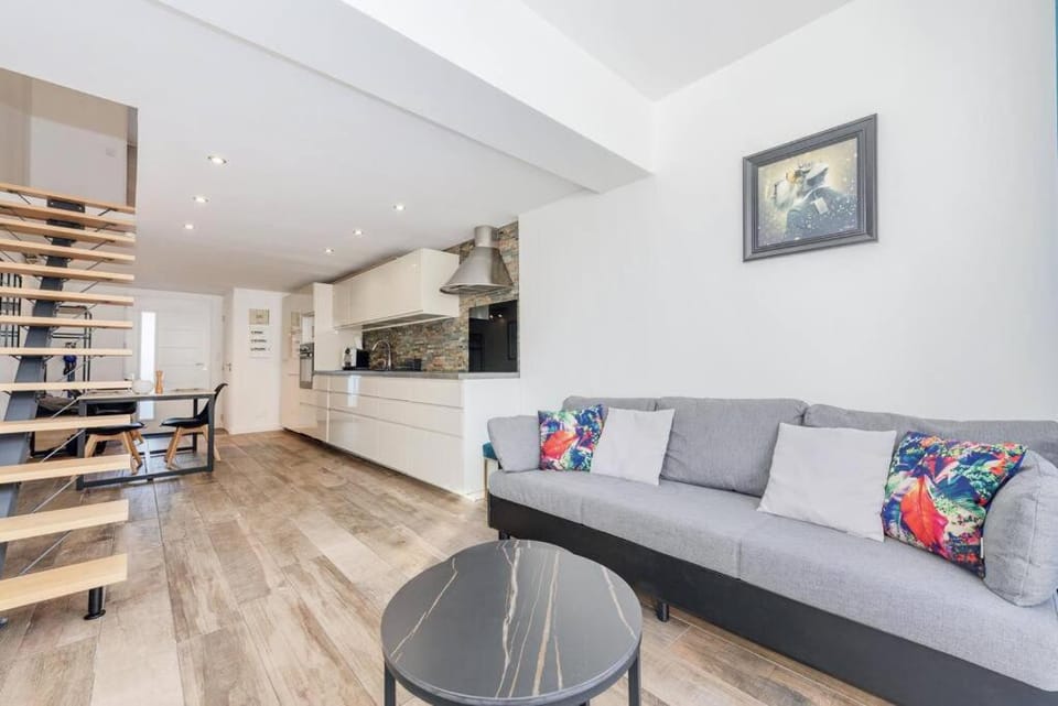 Kitchen or kitchenette, Living room