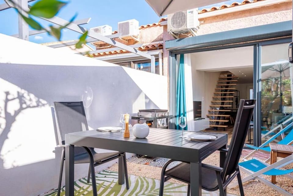 Patio, Dining area, sunbed