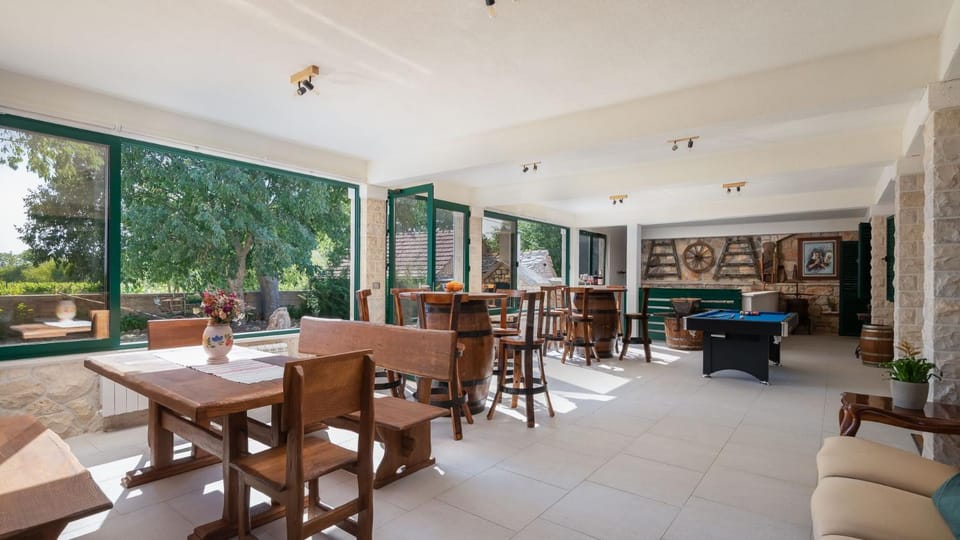 Property building, Garden, Swimming pool