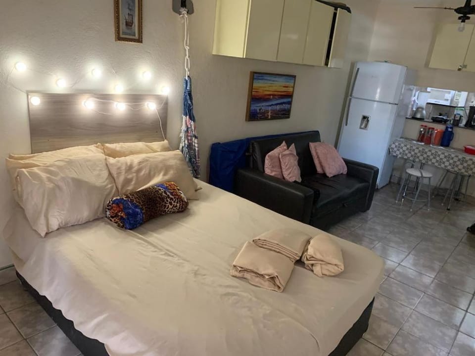 Bed, towels