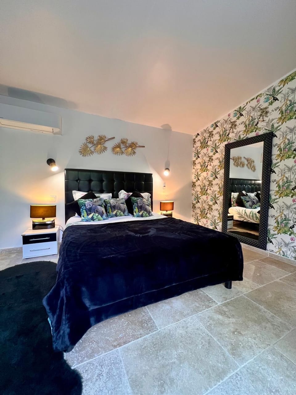 Photo of the whole room, Bedroom