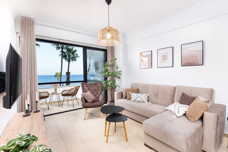Communal lounge/ TV room, TV and multimedia, Living room, Sea view