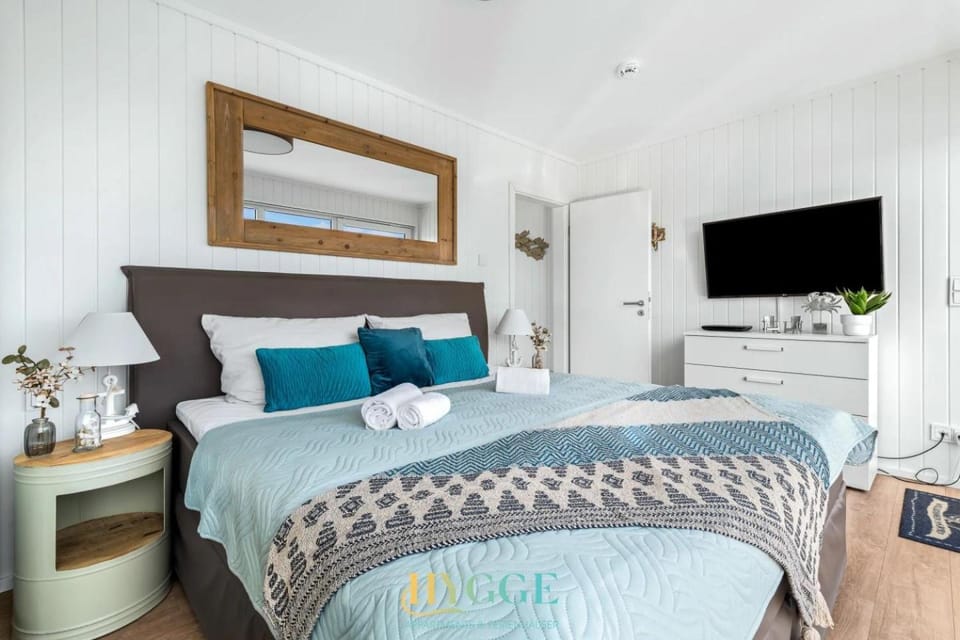 TV and multimedia, Photo of the whole room, Bedroom