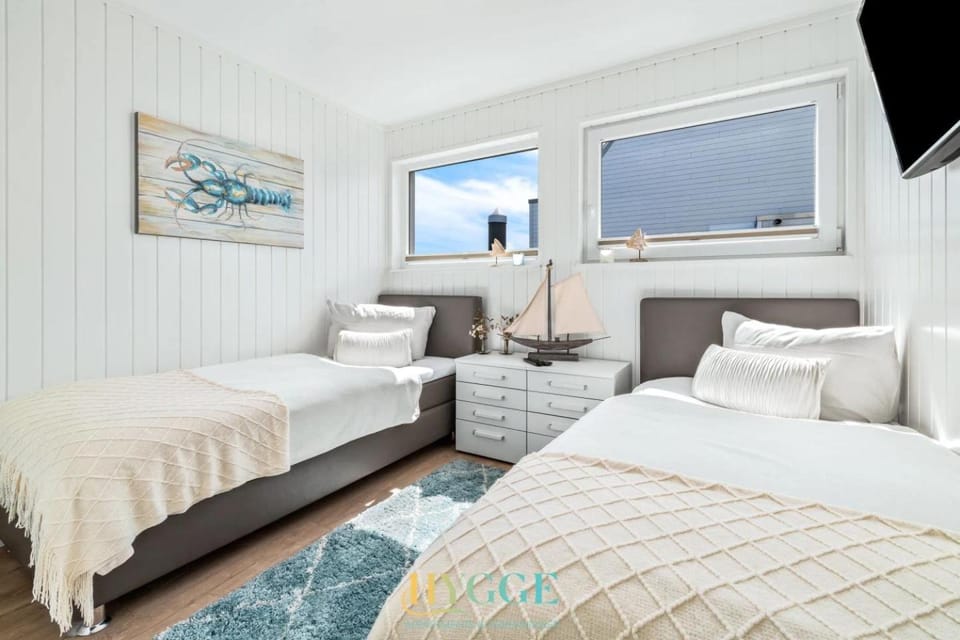 Bed, TV and multimedia, Bedroom