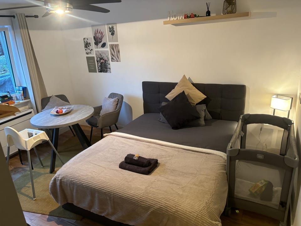 Bed, Photo of the whole room, Dining area, Bedroom, Family