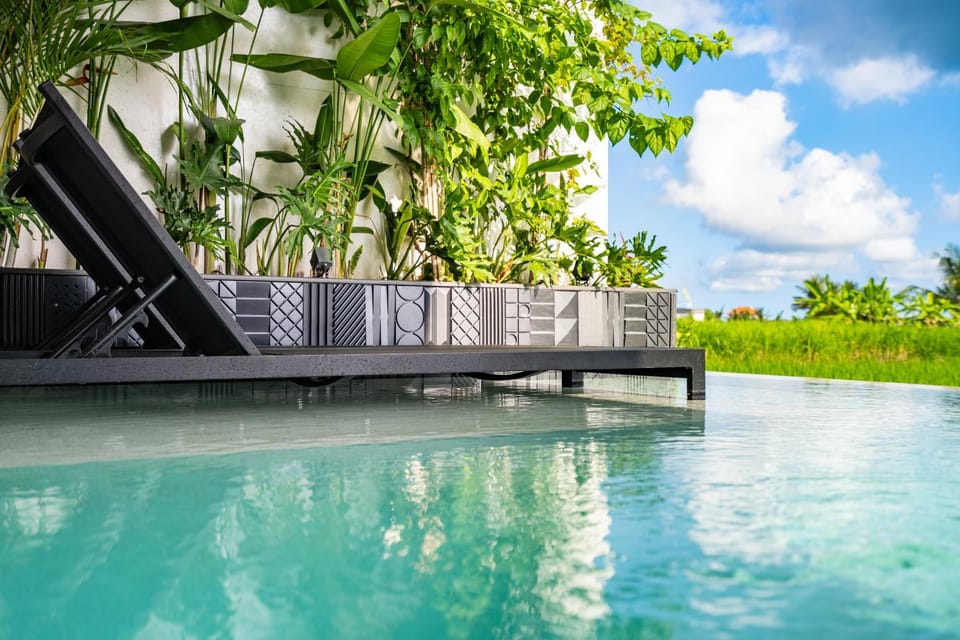 Swimming pool, sunbed