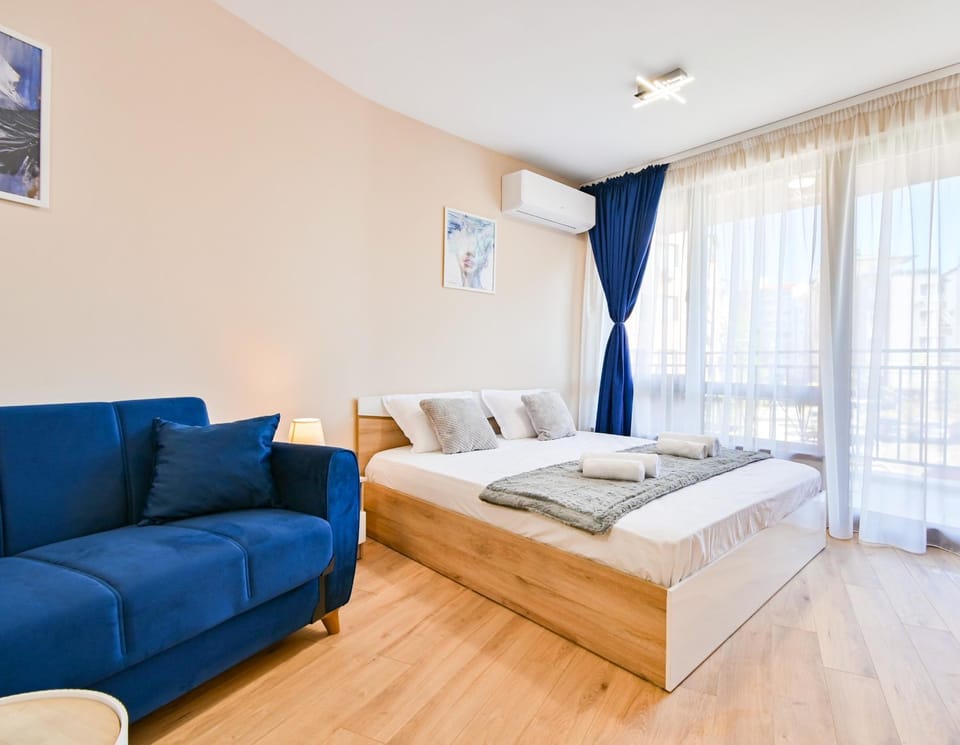 Bed, TV and multimedia, Living room, Photo of the whole room, Seating area, Bedroom