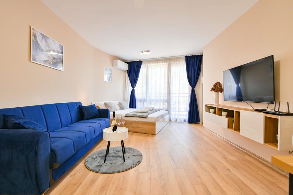 Communal lounge/ TV room, TV and multimedia, Living room, Seating area, Evening entertainment