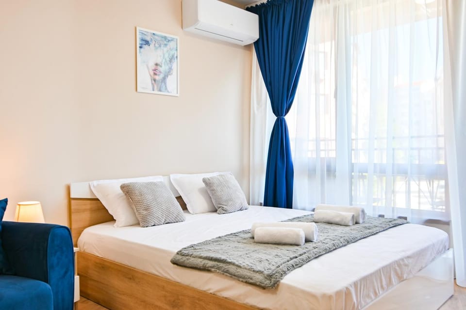 Bed, Photo of the whole room, Bedroom, towels, air conditioner