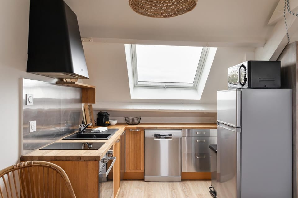 Kitchen or kitchenette, minibar