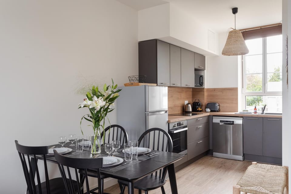 Kitchen or kitchenette, Dining area, dishwasher