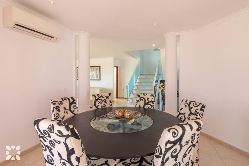Living room, Seating area, Dining area, air conditioner