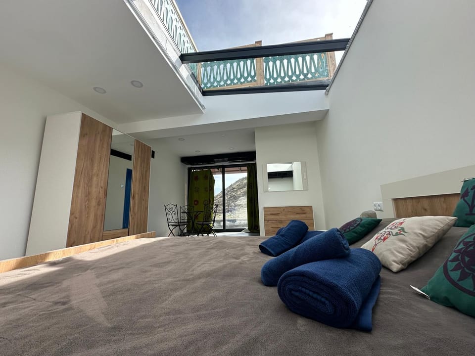 Bed, Bedroom, Mountain view, Mountain view