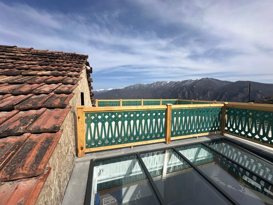 Nearby landmark, Day, Natural landscape, Balcony/Terrace, Mountain view