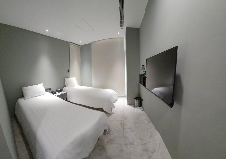 Bed, TV and multimedia, Photo of the whole room, Bedroom