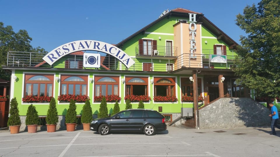 Restaurant/places to eat, Facade/entrance