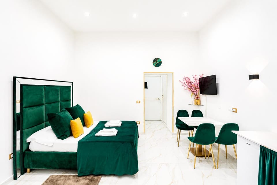 Bed, TV and multimedia, Living room, Photo of the whole room, Seating area, Bedroom, towels