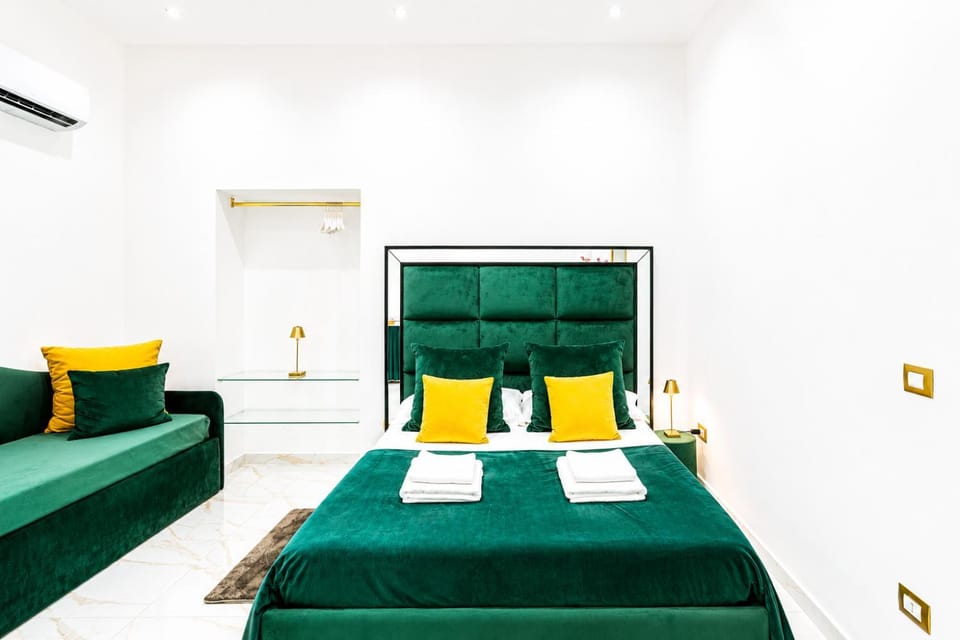 Bed, Living room, Photo of the whole room, Bedroom, towels, air conditioner