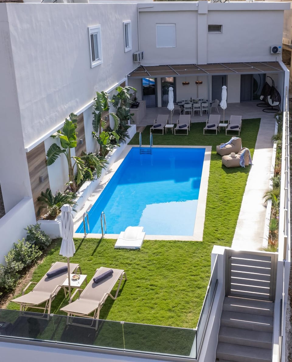 Property building, Spring, Day, Garden, Garden, Garden view, Swimming pool, Swimming pool
