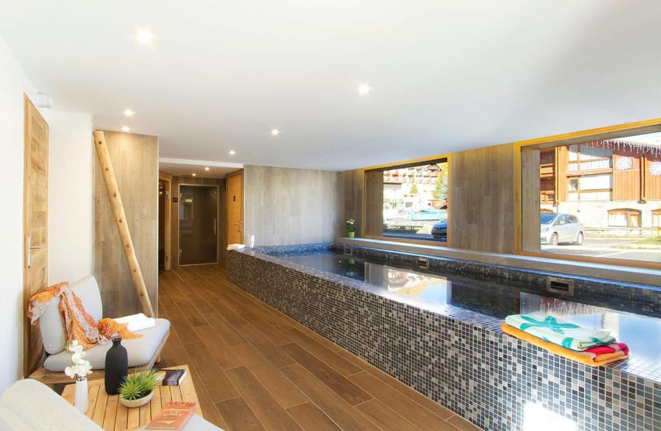 Swimming pool, towels