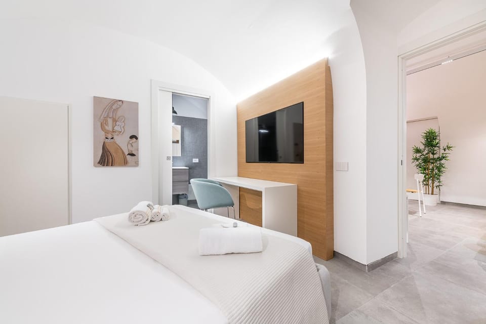 Bed, TV and multimedia, Photo of the whole room