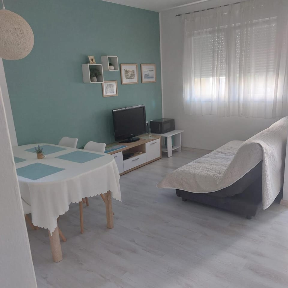 Communal lounge/ TV room, TV and multimedia, Living room, Seating area, Evening entertainment