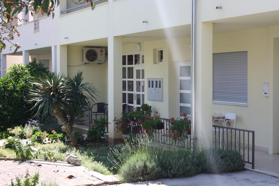 Property building, Facade/entrance, Day, Garden, Garden view