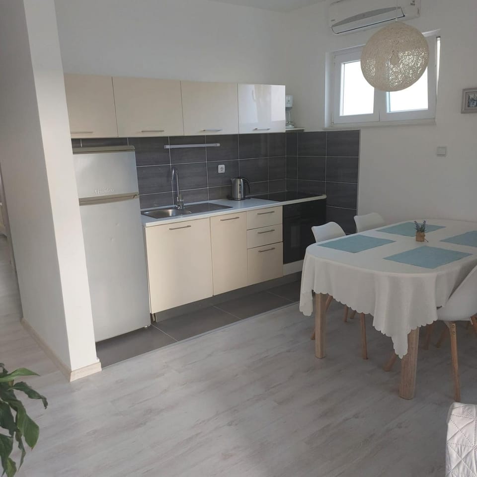 Kitchen or kitchenette, Dining area, oven, stove