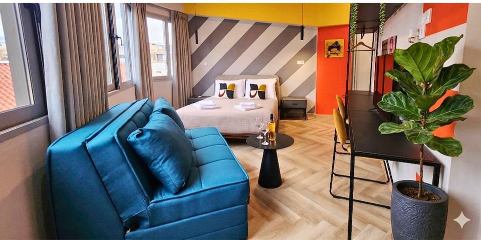 Bed, Seating area