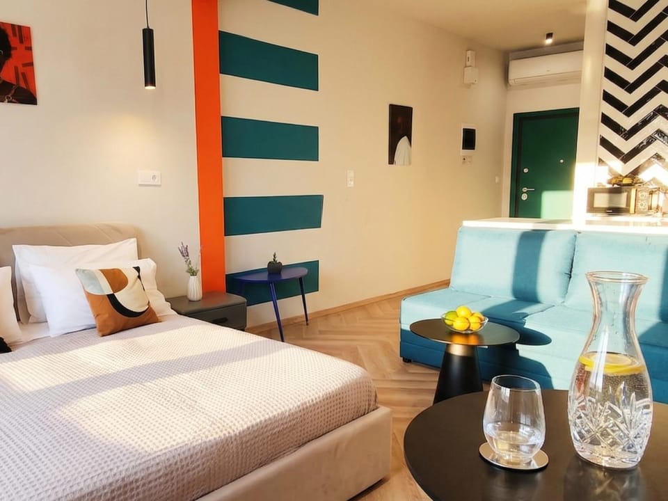 Bed, Seating area