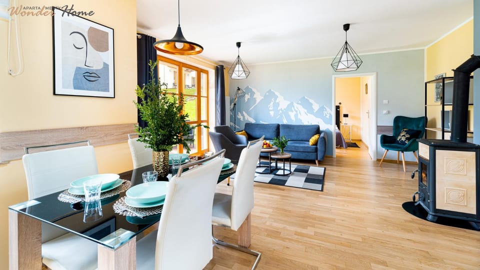 TV and multimedia, Kitchen or kitchenette, Living room, Seating area, Dining area, fireplace